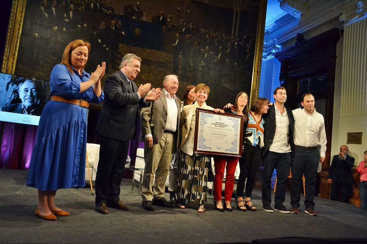 José Ignacio López, junto a su familia, al recibir el galardón en la Cámara de Diputados