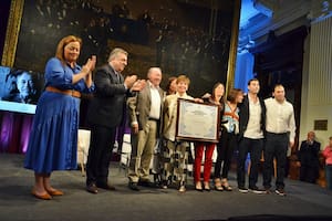 José Ignacio López, junto a su familia, al recibir el galardón en la Cámara de Diputados