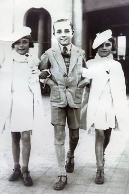 José junto a sus hermanas años antes de que comenzaran su carrera en el mundo del cine