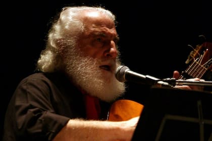 Efemérides del 22 de octubre : hoy cumple años el cantautor José Larralde, una de las voces más importantes de la milonga campera.