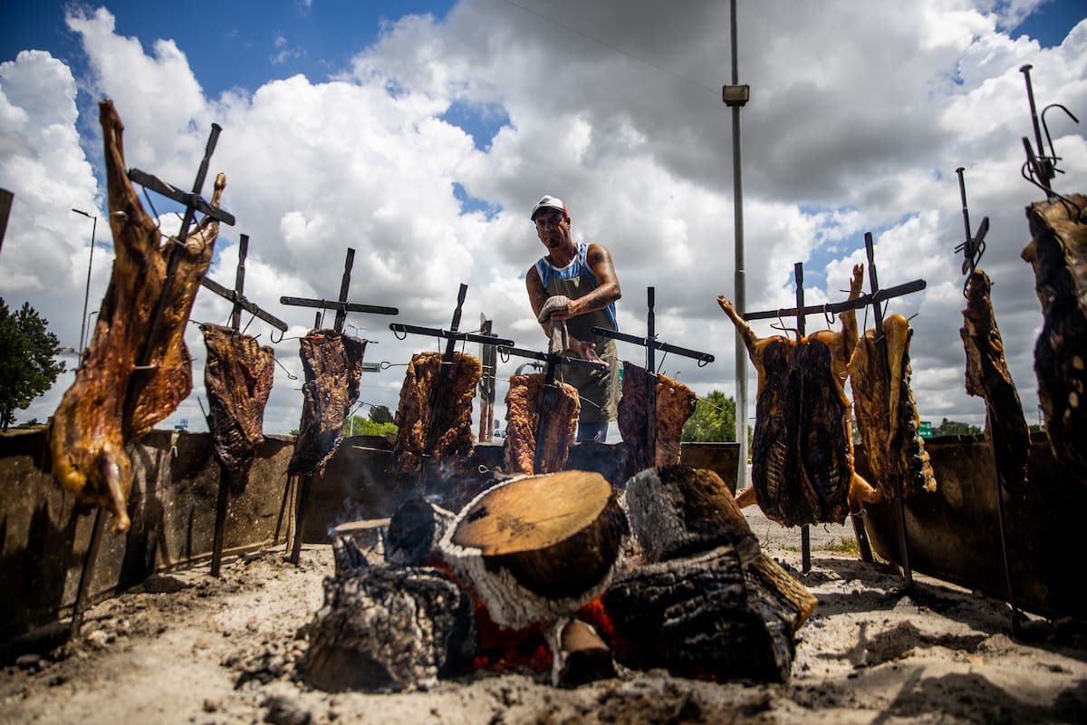 Jose Lobos, asador de Parrilla Carlitos, en ruta provincial 2, Dolores, Provincia de Buenos Aires
