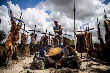 Jose Lobos, asador de Parrilla Carlitos, en ruta provincial 2, Dolores, Provincia de Buenos Aires