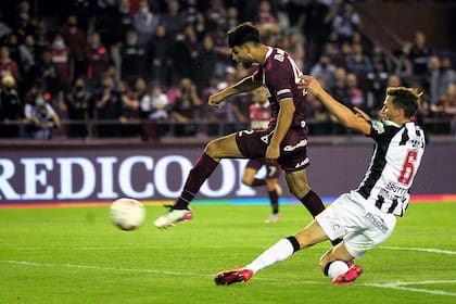 José López convierte con un zurdazo el 1-1 de Lanus vs. Central Cordoba, por la 14° fecha del Torneo 2021