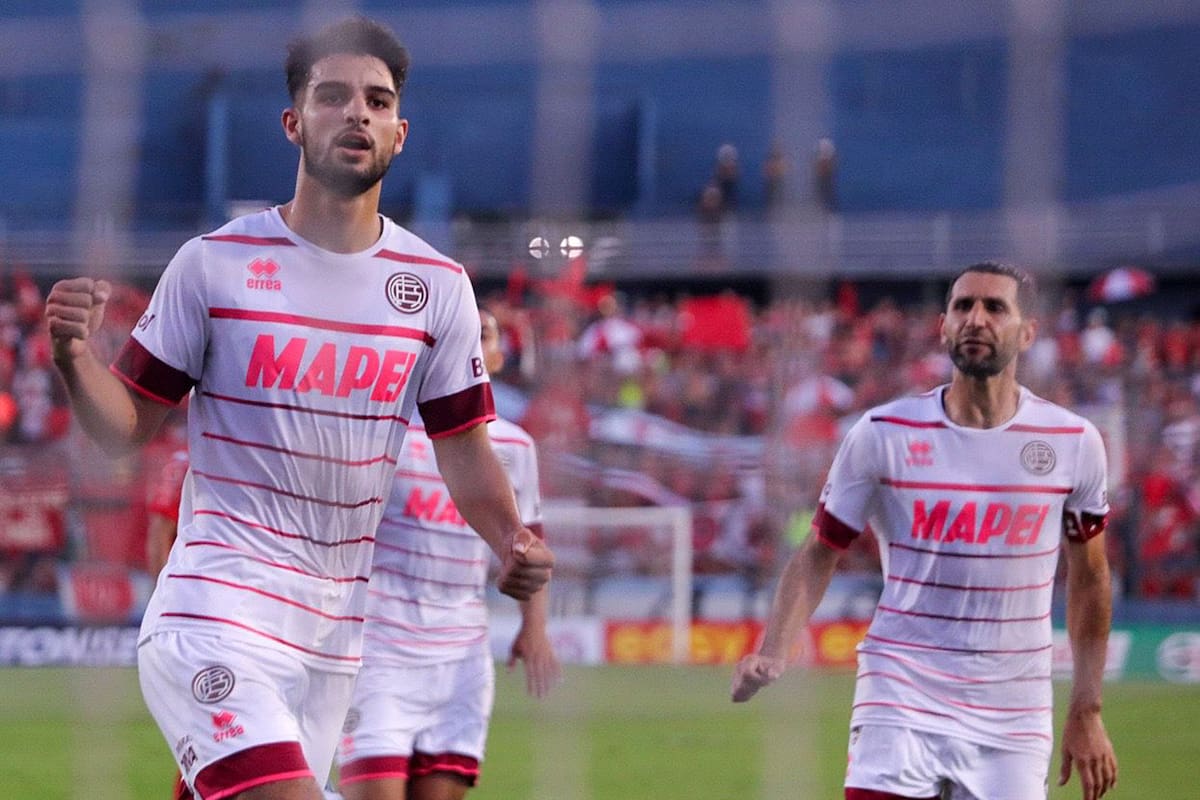 José López festeja uno de los tres goles que anotó en cancha de Quilmes para Lanús