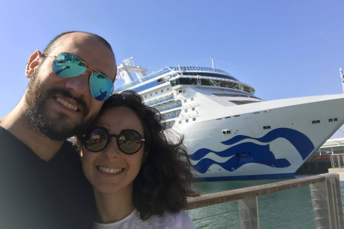 José López Morán, pianista mendocino, y su novia Neli Koseva, búlgara, quien también forma parte de la tripulación del crucero