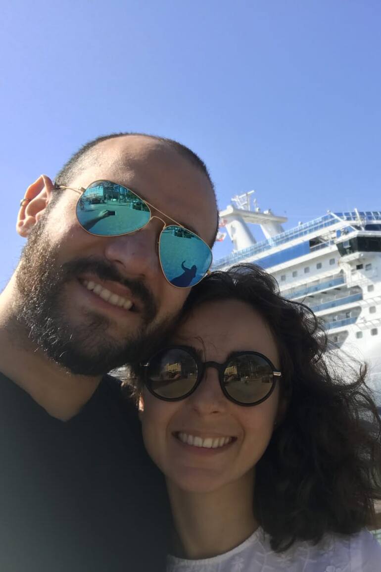 José López Morán, pianista mendocino, y su novia Neli Koseva, búlgara, quien también forma parte de la tripulación del crucero