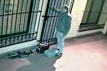 José López y la cámara que muestra su ingreso con bolsos y armas al convento de General Rodríguez
