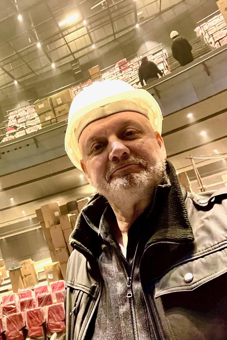 Jose Luis Campanella arribó el martes a Buenos Aires y apenas bajó del avión se fue al nuevo teatro Politeama, donde los operarios empezaron a instalar las 705 butacas de la nueva sala