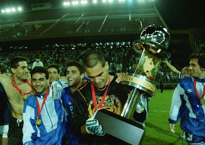 José Luis Chilavert, con el trofeo de la Interamericana