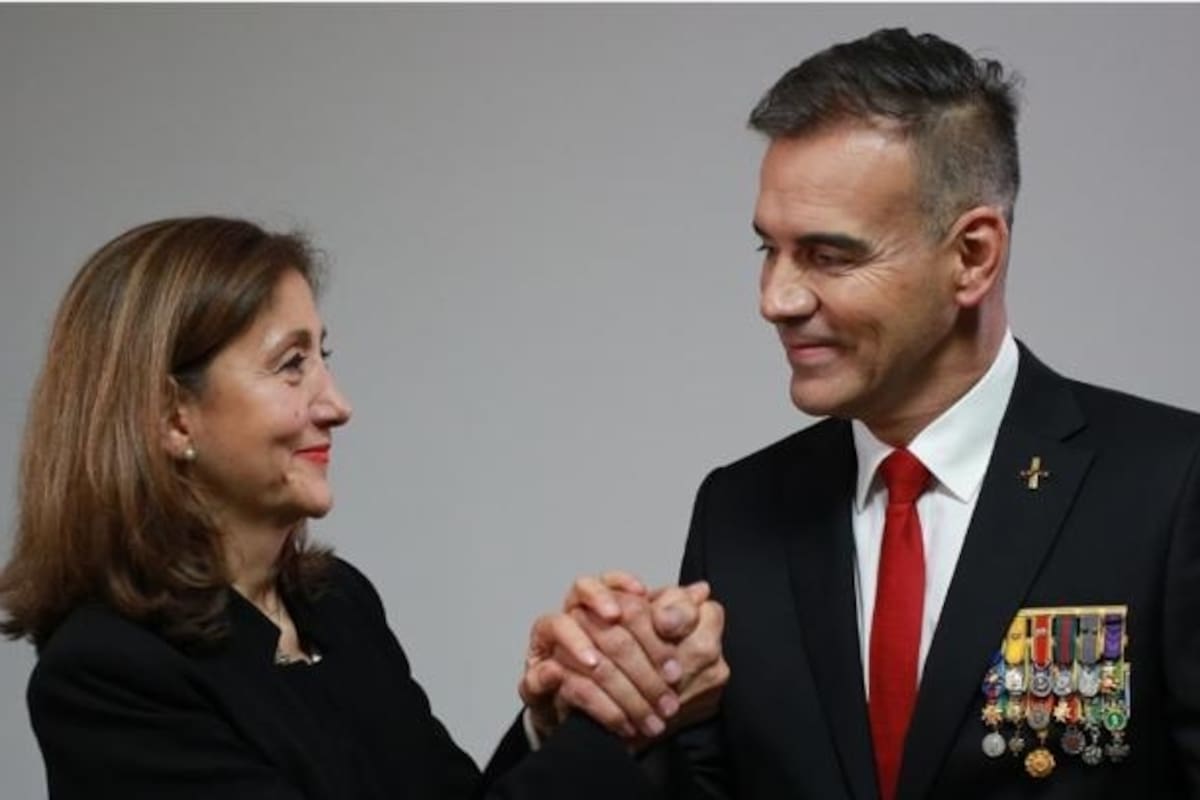 José Luis Esparza luce su traje de "retirado". Su vínculo con Ingrid Betancourt evolucionó hasta el punto de componer juntos una fórmula electoral en este 2022.