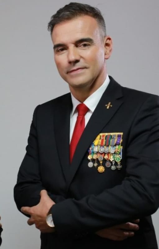 José Luis Esparza luce su traje de "retirado". Su vínculo con Ingrid Betancourt evolucionó hasta el punto de componer juntos una fórmula electoral en este 2022.
