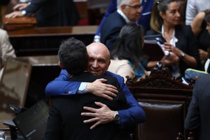 José Luis Espert abraza al presidente de la Cámara, Martín Menem, tras la aprobación en general del proyecto de ley ómnibus