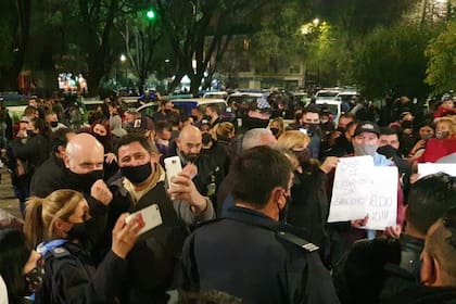 El economista publicó imágenes de su participación en la manifestación y sostuvo: "Nosotros estamos junto a la policía, nunca con los delincuentes"