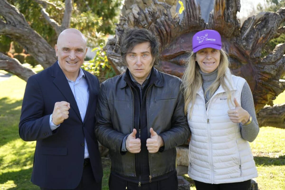 José Luis Espert, Javier Milei y Karina Milei en la quinta de Olivos, tras el ataque que sufrieron en Lomas de Zamora