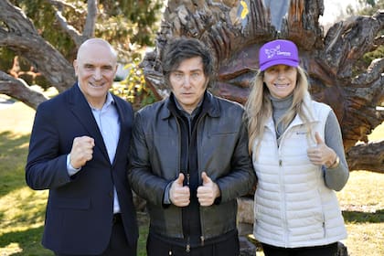 José Luis Espert, Javier y Karina Milei, en Olivos luego de la caravana por Lomas de Zamora