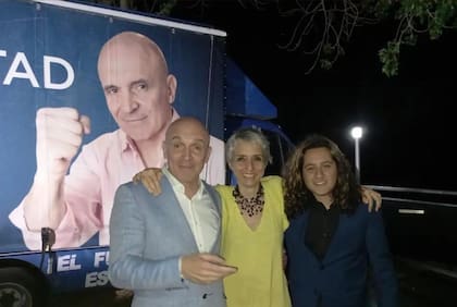 José Luis Espert, Mercedes González y un seguidor del referente libertario