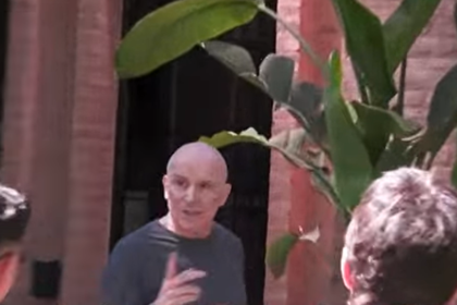 José Luis Espert recibe a las autoridades que se presentaron para allanar su domicilio