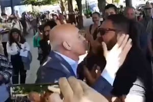 José Luis Espert se cruzó con militantes peronistas al ingresar al centro Dardo Rocha, en La Plata, donde se realiza el escrutinio definitivo de las elecciones