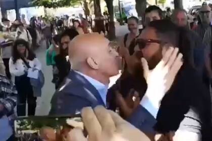 José Luis Espert se cruzó con militantes peronistas al ingresar al centro Dardo Rocha, en La Plata, donde se realiza el escrutinio definitivo de las elecciones