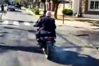 José Luis Espert se retiró en moto por los incidentes durante la caravana de la LLA en Lomas de Zamora