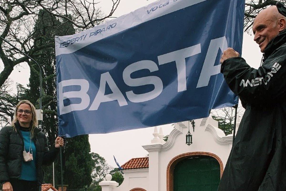José Luis Espert y Carolina Píparo, frente a la quinta de Olivos