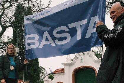 José Luis Espert y Carolina Píparo, frente a la quinta de Olivos