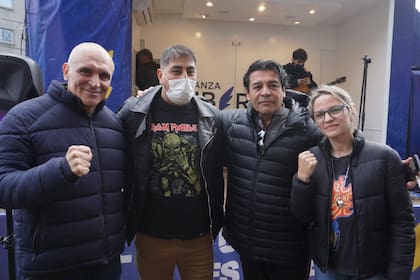 José Luis Espert y Carolina Píparo junto a militantes locales en La Plata
