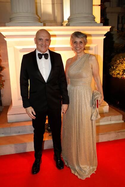 José Luis Espert y María Mercedes González de Espert (con un vestido de Kenya). Llegaron a la gala organizada por Carolina Pampita Ardohain y Roberto García Moritán y saludaron a los anfitriones.