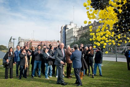 José Luis Espert y sus candidatos durante la suelta de globos frente a la Plaza de Mayo; los amarillos representaban al macrismo, los negros al kirchnerismo