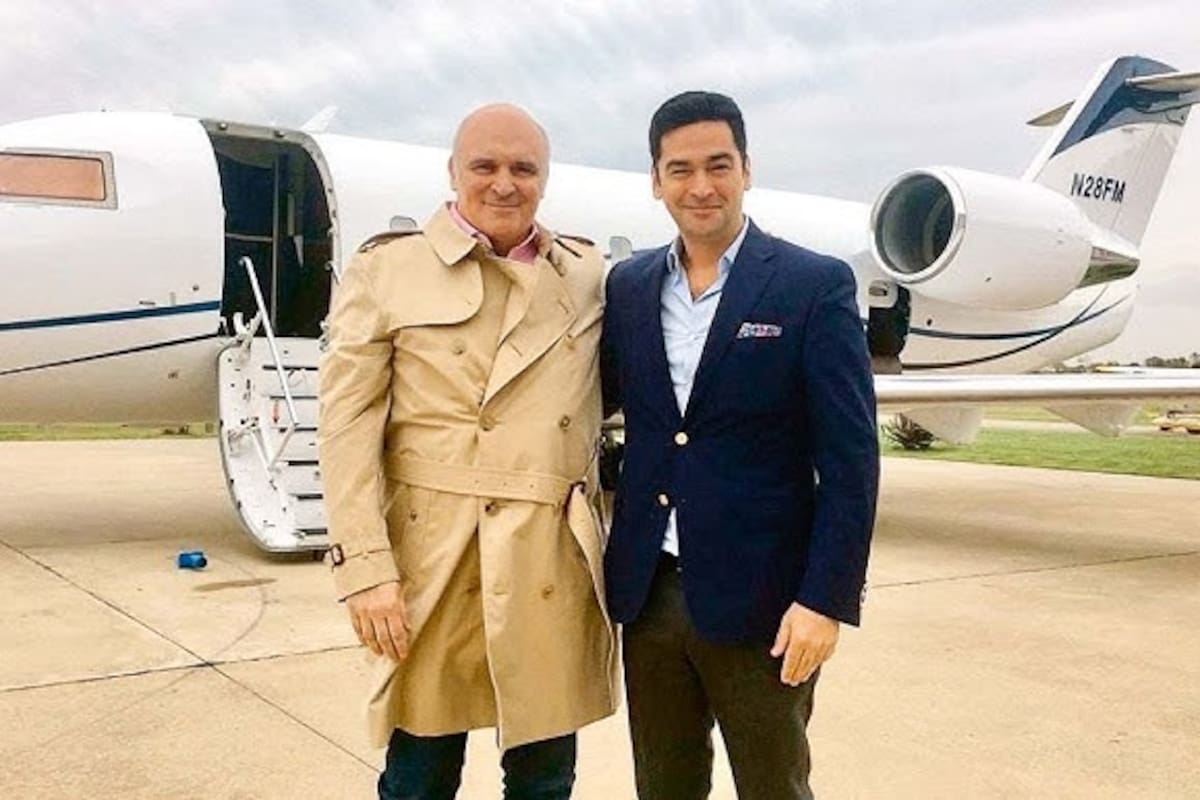 José Luis Espert y su jefe de campala, Nazareno Etchepare, en 2019, delante del avión de Fred Machado