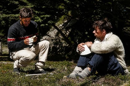 José Luis Fonrouge y Carlos Comesaña en Piedra de Fraile, Santa Cruz, al regreso de hacer cumbre en el cerro Fitz Roy (1965)