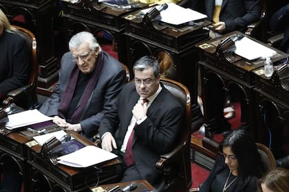 José Luis Gioja, autor del dictamen de mayoría sobre alquileres, junto a Germán Martínez, jefe del bloque oficialista