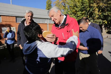 José Luis Gioja, con su hermano Juan Carlos, al votar en el departamento de Rawson.