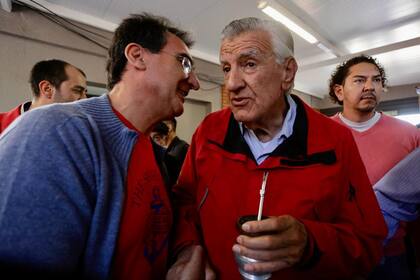 José Luis Gioja llegando a votar a la escuela Cecilio Avila en Rawson.