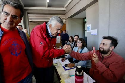 José Luis Gioja votó en la Escuela Cecilio Ávila en Rawson