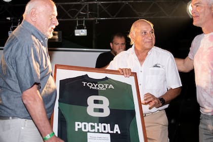 José Luis Imhoff y Coco Benzi reciben la camiseta de "Pochola" Silva, entregada por Cristian Mendy