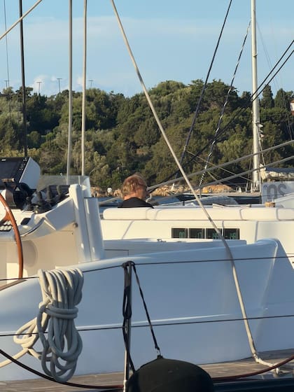 José Luis Manzano en la cubierta del ARISTARCHOS, en Porto Cervo