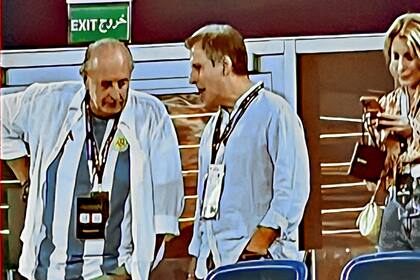 José Luis Manzano y Martín Redrado en el estadio durante el partido entre Argentina y Polonia, en Qatar