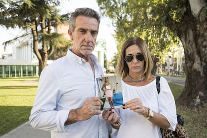 José Luis Mendizabal y Adriana Aruj, padres de Macarena, con una foto de su hija unos meses antes del accidente
