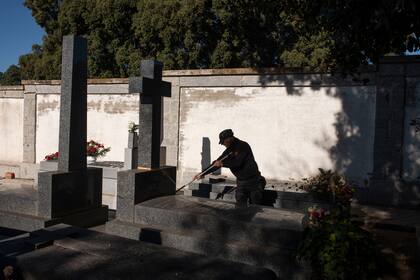 José Luis Ortiz barre en el cementerio donde está enterrado Francisco Franco, en las afueras de Madrid, en noviembre de 2025.