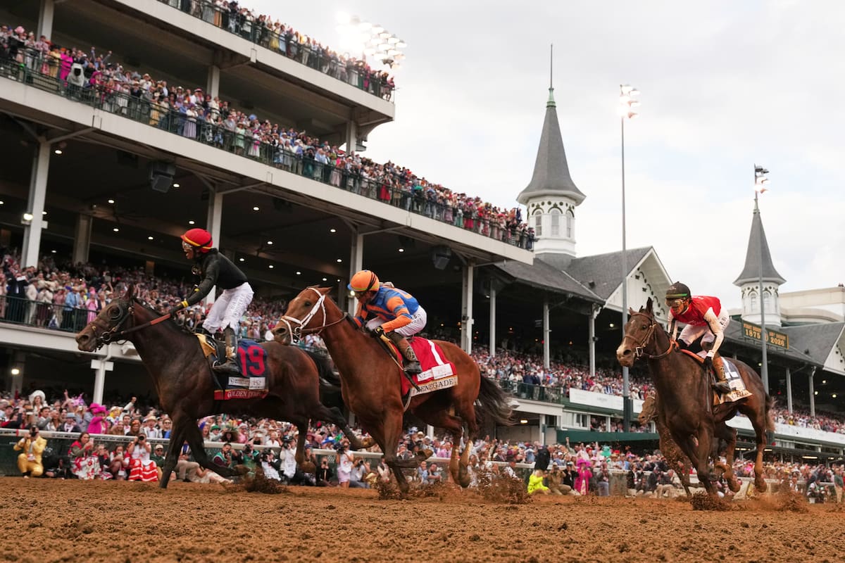 José Luis Ortiz celebra en la silla de Golden Tempo (19), ganador del Kentucky Derby sobre Renegade (1), conducido por su hermano Irad