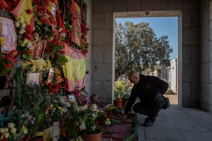 José Luis Ortiz cuida la tumba de Francisco Franco en las afueras de Madrid, en noviembre de 2025.