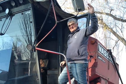 José Luis Tardivo con la cosechadora que recuperó ocho años después de haber sido estafado al venderla