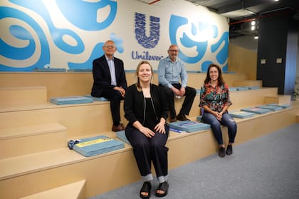 José Luis y Rodolfo en las oficinas de la empresa en Munro junto a las impulsoras del programa, Melina Cao responsable de recursos humanos y Silvina D'Onofrio, responsable de adquisición de talento para la región de Unilever