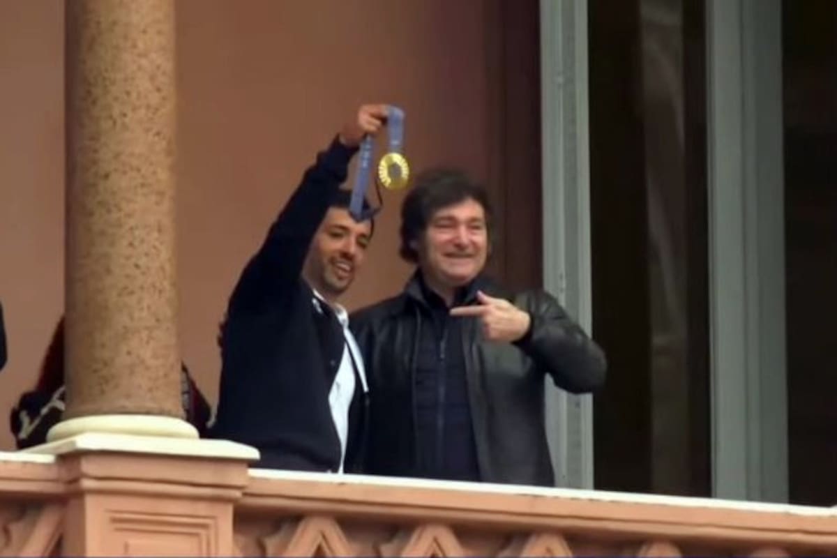 José Maligno Torres, con Javier Milei, muestra la medalla dorada desde el balcón de la Casa Rosada