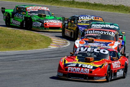 José Manuel Urcera conduce el "gusano" de autos en el autódromo de Buenos Aires; la victoria impulsa al piloto de Chevrolet a pelear por la corona