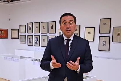 José Manuel Albares, Ministro de Asuntos Exteriores de España, en la exposición de Julio Cortázar, una de las actividades de Conexión Buenos Aires-Madrid