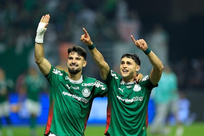 Jose Manuel Lopez y Ramon Sosa festejan el pase a una nueva final de Copa Libertadores
