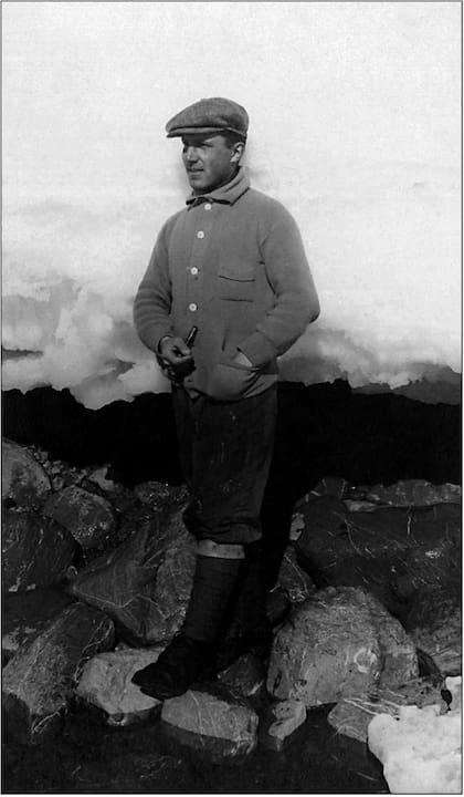 José Manuel Moneta nació en Buenos Aires, en julio de 1900; en 1922 ingresó como funcionario técnico al Servicio Meteorológico Nacional