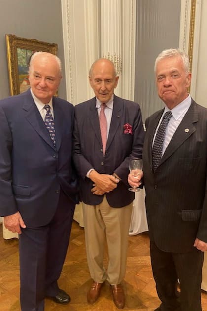 José María Dagnino Pastore, Archibaldo Lanús y Roberto Azaretto, presidente del Club Francés